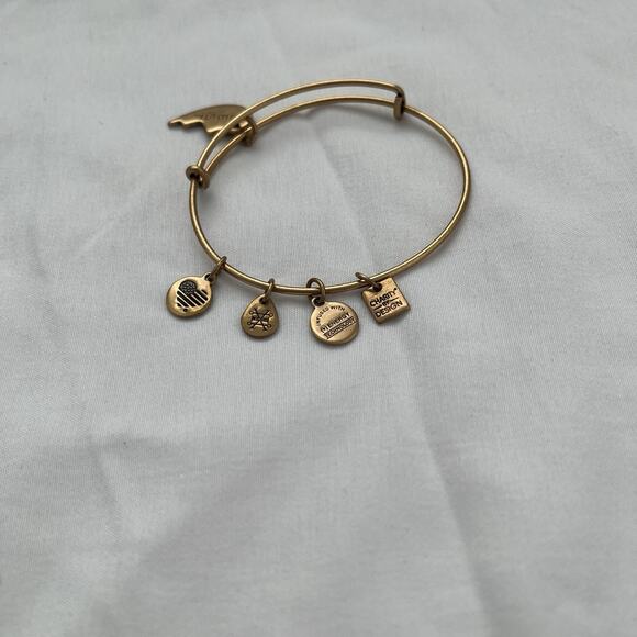 Alex And Ani Best half heart Charm Bracelet brass/gold color - Picture 3 of 6